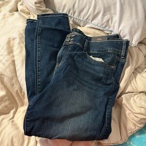 Super soft high-rise jagging with three buttons. 22S